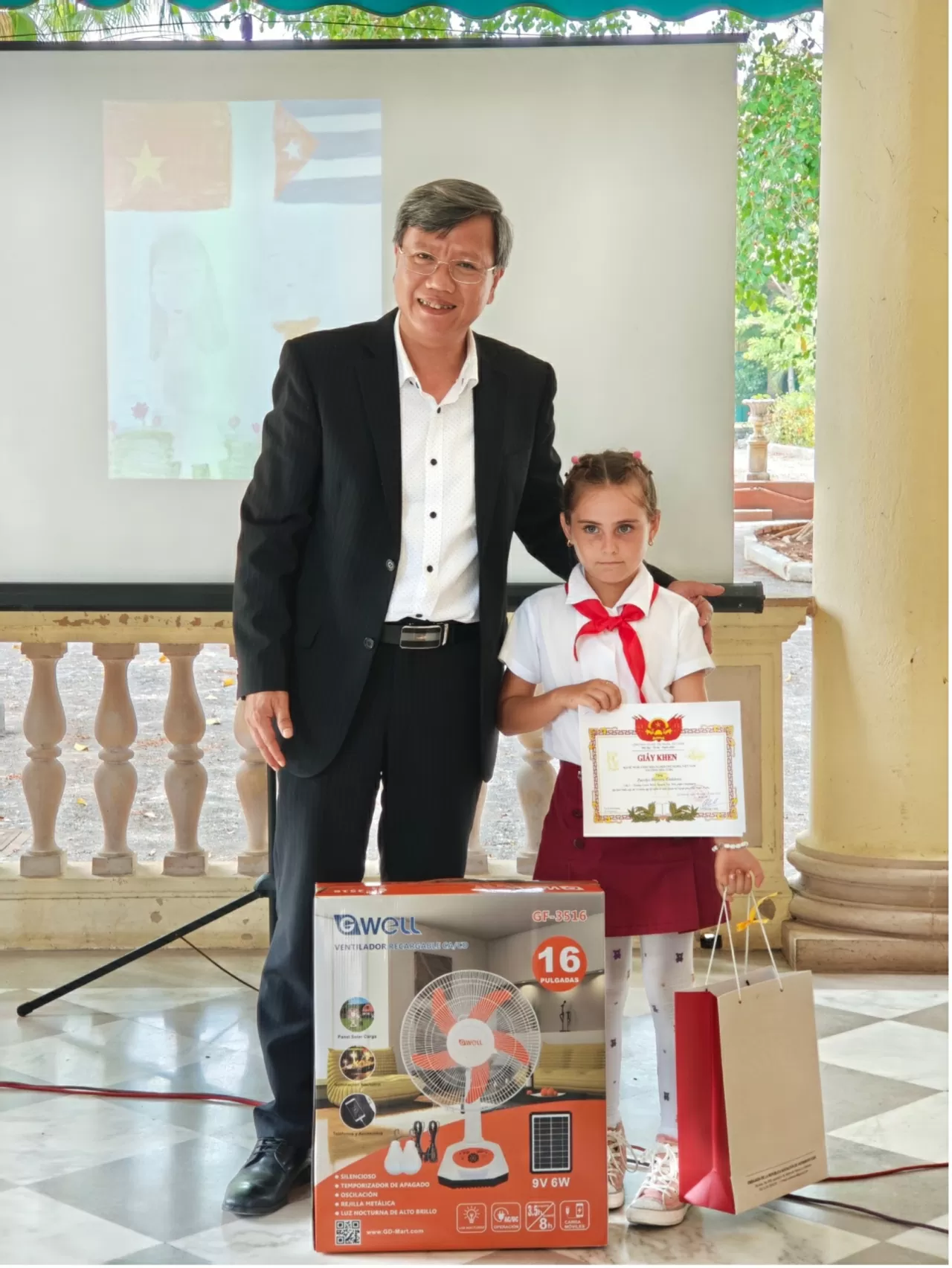 Thiếu nhi Cuba vẽ tranh, viết văn tôn vinh tình hữu nghị không biên giới với Việt Nam