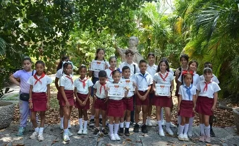 Thiếu nhi Cuba vẽ tranh, viết văn tôn vinh tình hữu nghị không biên giới với Việt Nam Thiếu nhi Cuba vẽ tranh, viết văn tôn vinh tình hữu nghị không biên giới với Việt Nam