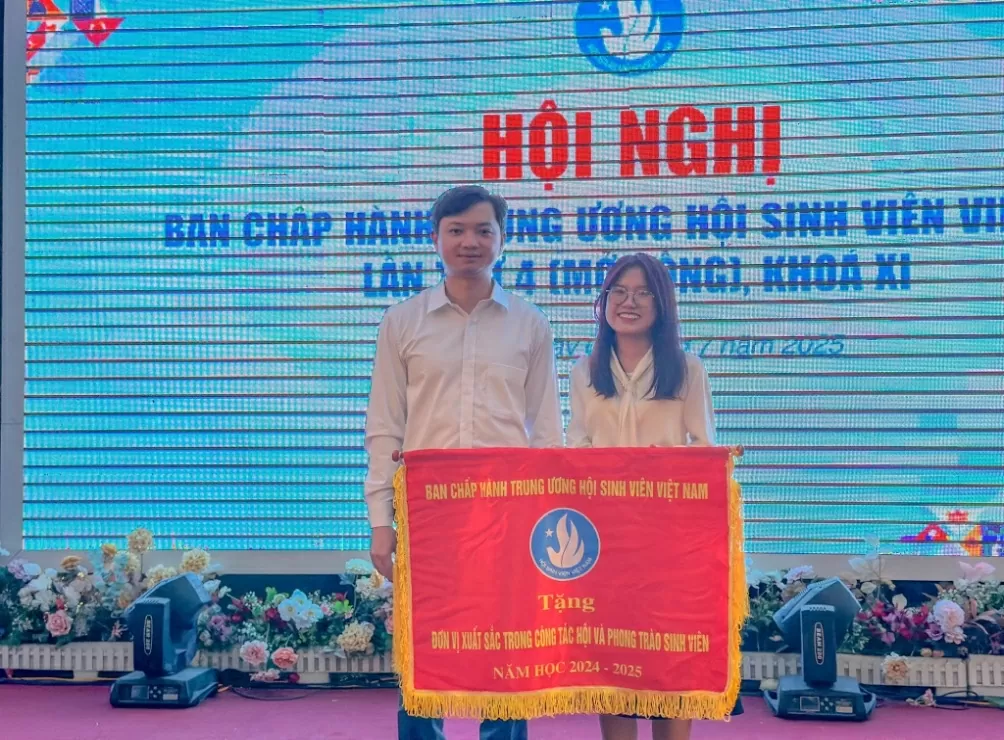 Anh Nguyễn Minh Triết - Chủ tịch T.Ư Hội sinh viên Việt Nam chụp ảnh lưu niệm cùng đại diện Hội sinh viên Việt Nam tại Nga.