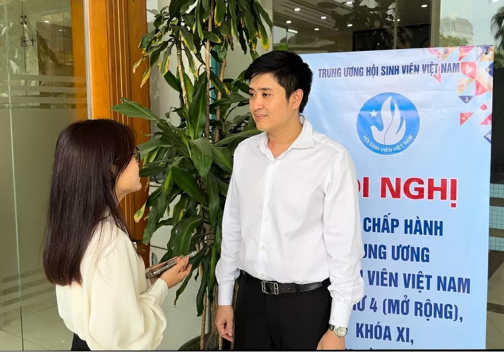 Anh Lâm Tùng - Phó Chủ tịch T.Ư Hội sinh viên Việt Nam chúc mừng và đánh giá cao thành tích cử Hội sinh viên tại Nga trong năm học vừa qua