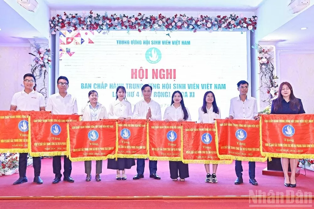 T.Ư Hội trao tặng cờ thi đua cho các đơn vị xuất sắc tiêu biểu trong năm học 2024-2025. (Nguồn: Báo Nhân dân) T.Ư Hội trao tặng cờ thi đua cho các đơn vị xuất sắc tiêu biểu trong năm học 2024-2025. (Nguồn: Báo Nhân dân)