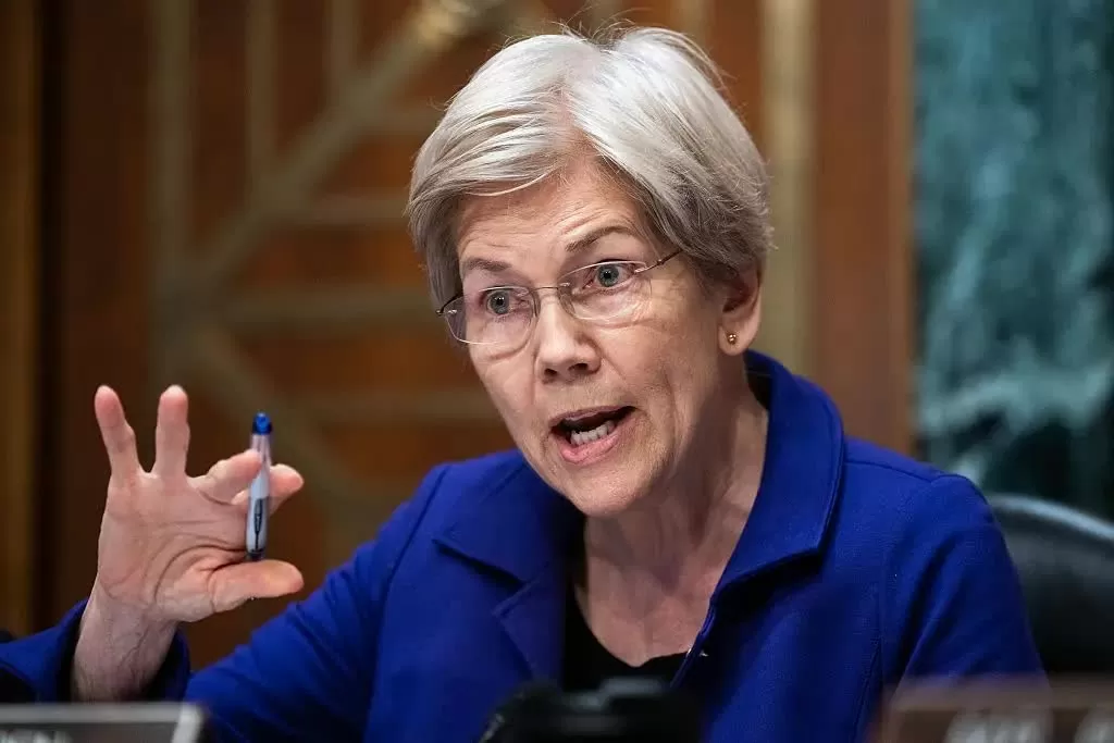 Thượng nghị sĩ Mỹ Elizabeth Warren (D-Mass.), trong phiên điều trần của quốc hội vào ngày 25 tháng 6 năm 2025. (Tom Williams/CQ-Roll Call, Inc qua Getty Images)