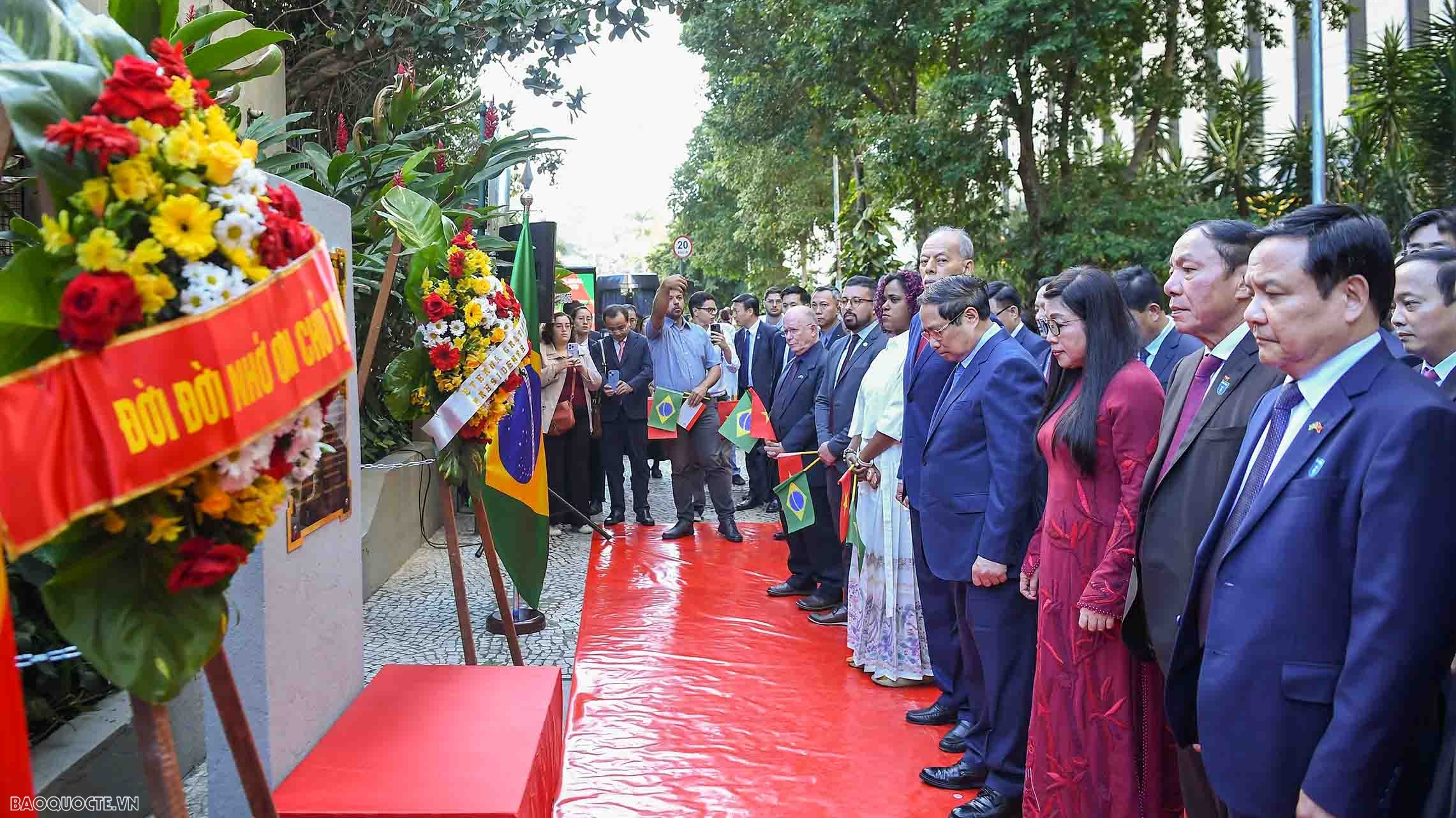 Thủ tướng Phạm Minh Chính và Phu nhân dâng hoa tưởng niệm Chủ tịch Hồ Chí Minh tại Rio de Janeiro
