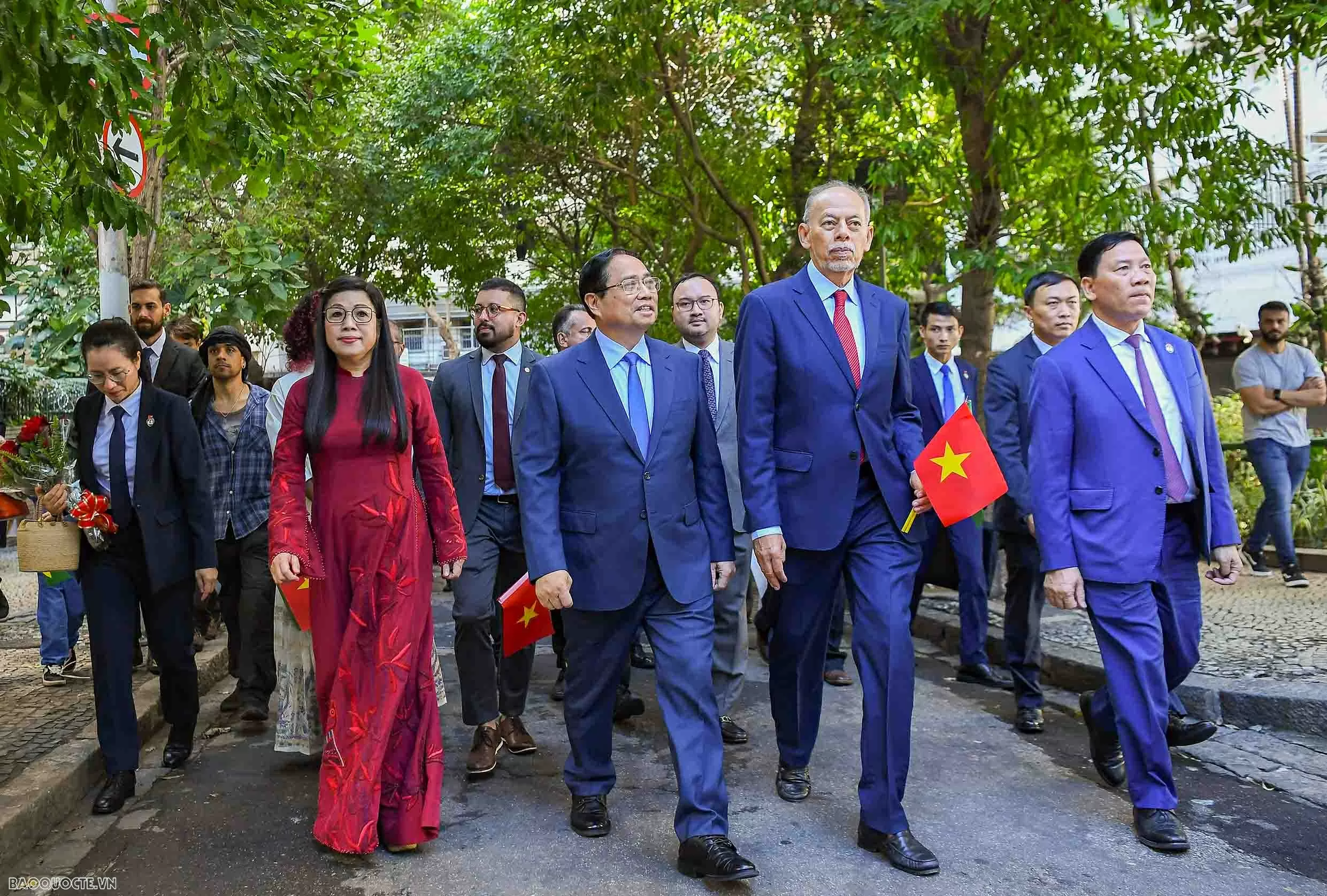 Thủ tướng Phạm Minh Chính dâng hoa tại Biển kỷ niệm, tôn vinh Chủ tịch Hồ Chí Minh tại thành phố Rio de Janeiro, Brazil