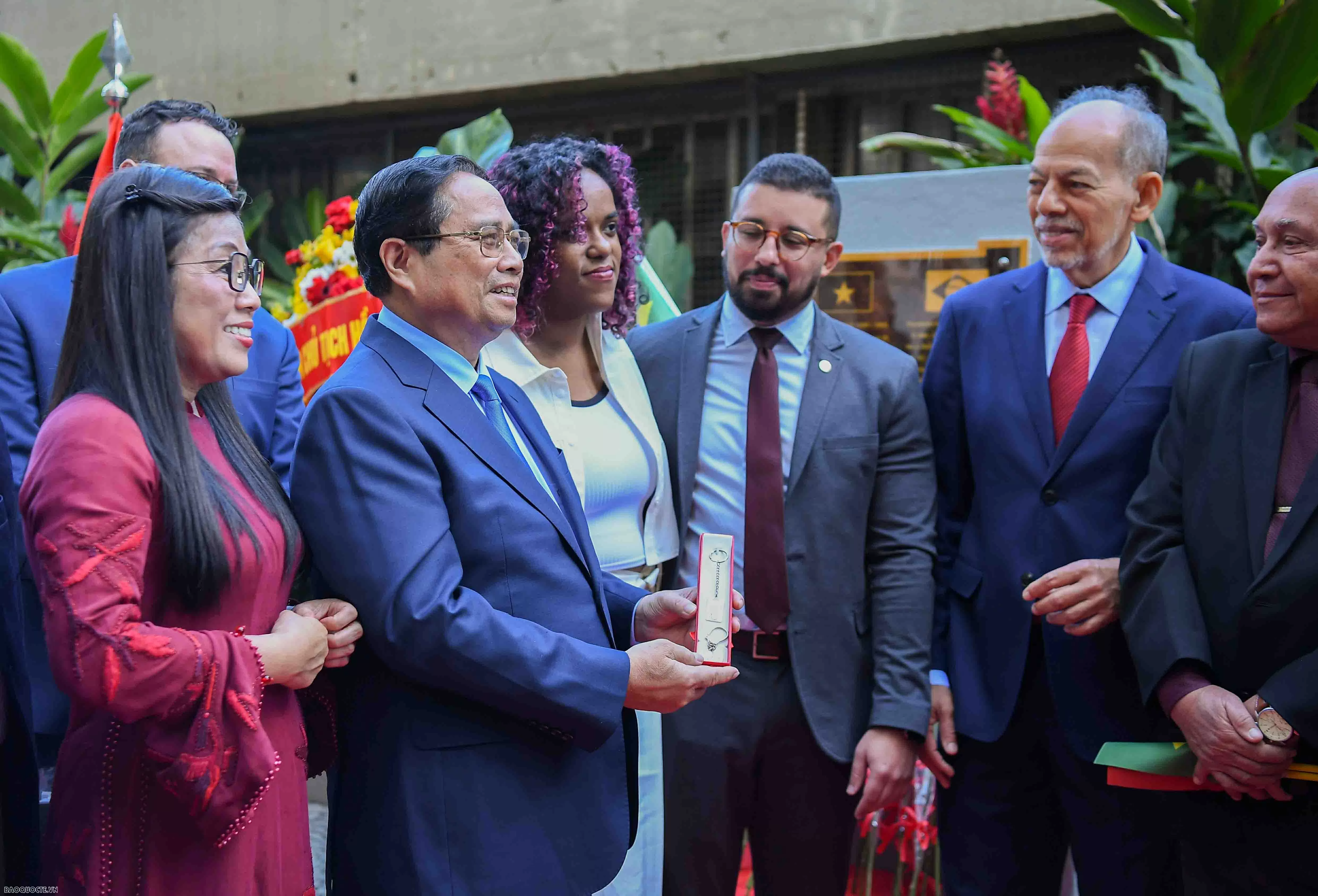 Thủ tướng Phạm Minh Chính dâng hoa tại Biển kỷ niệm, tôn vinh Chủ tịch Hồ Chí Minh tại thành phố Rio de Janeiro, Brazil