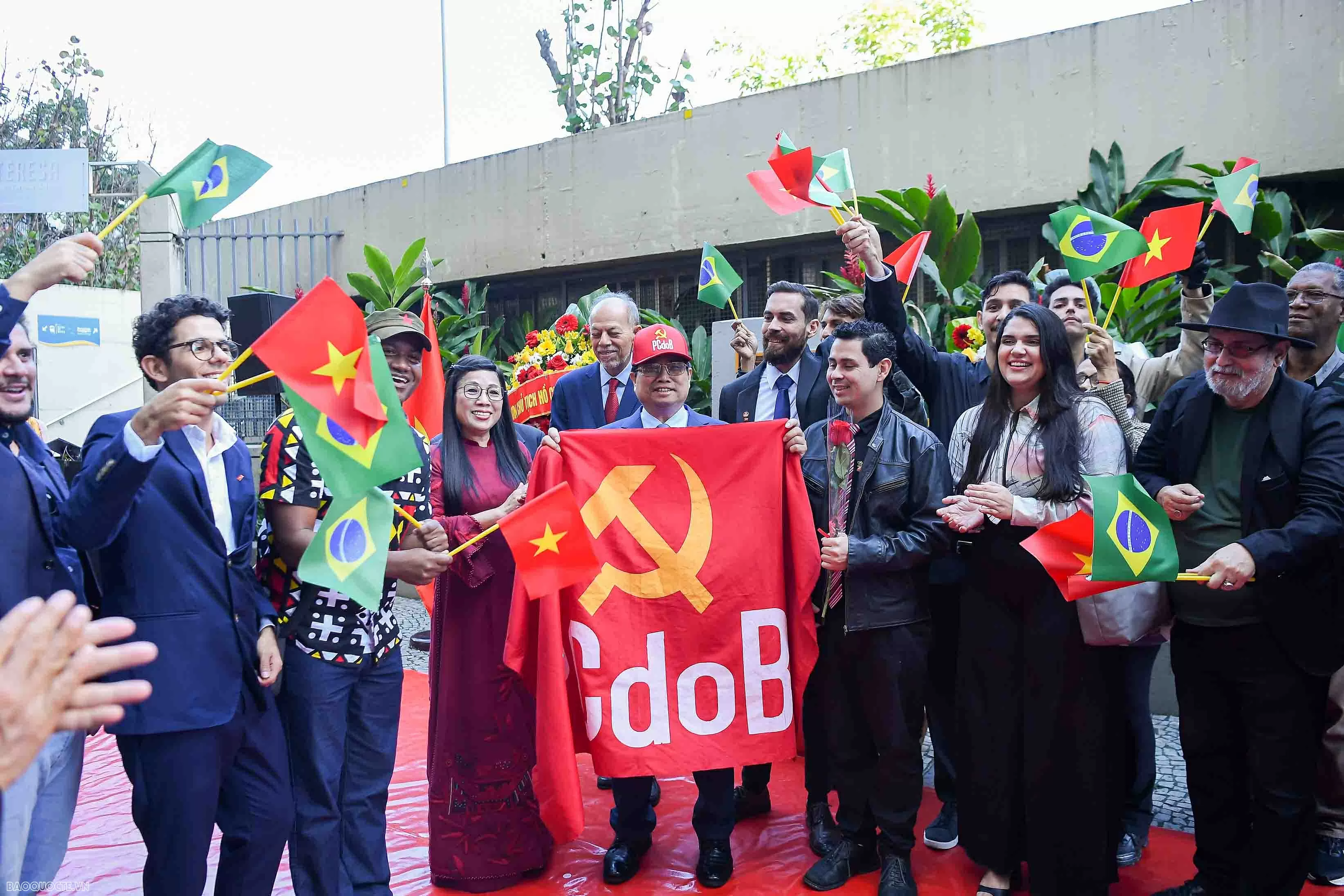 Thủ tướng Phạm Minh Chính dâng hoa tại Biển kỷ niệm, tôn vinh Chủ tịch Hồ Chí Minh tại thành phố Rio de Janeiro, Brazil Thủ tướng Phạm Minh Chính dâng hoa tại Biển kỷ niệm, tôn vinh Chủ tịch Hồ Chí Minh tại thành phố Rio de Janeiro, Brazil