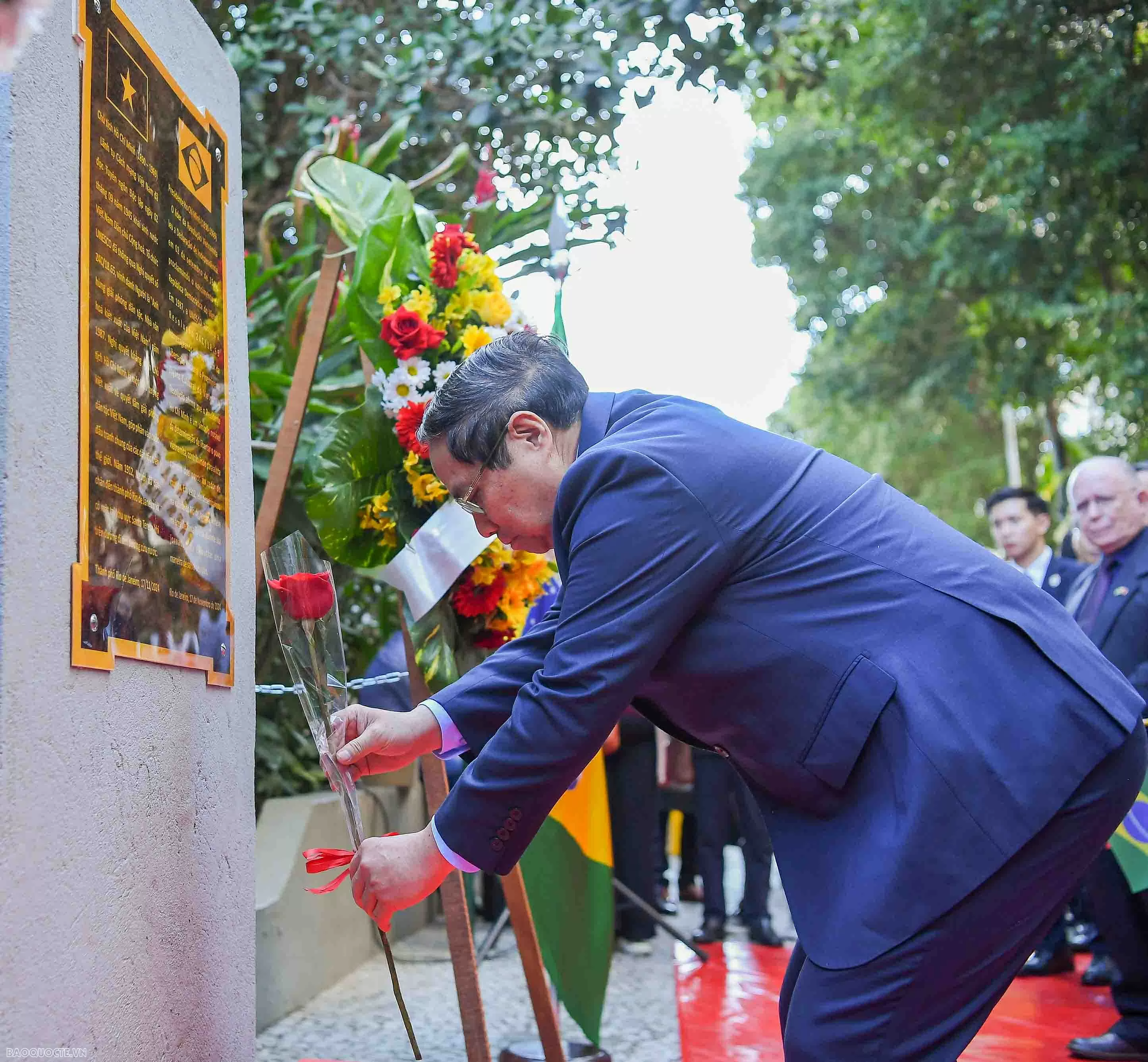 Thủ tướng Phạm Minh Chính dâng hoa tại Biển kỷ niệm, tôn vinh Chủ tịch Hồ Chí Minh tại thành phố Rio de Janeiro, Brazil
