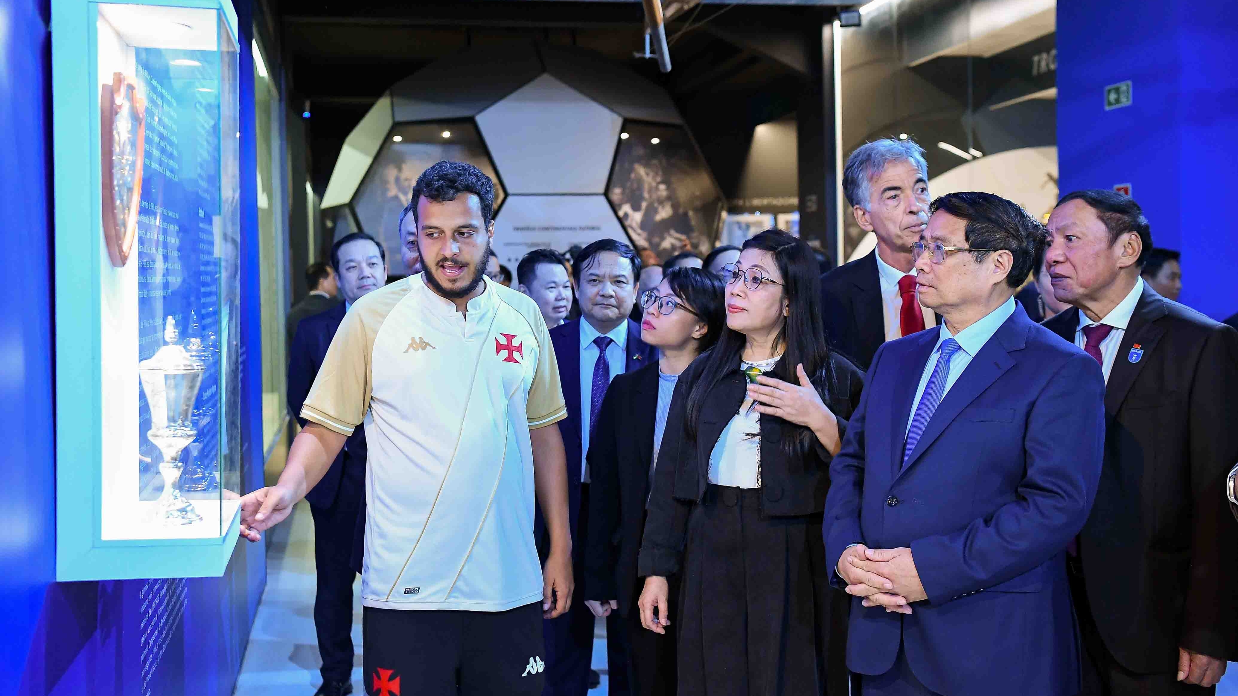 thu tuong pham minh chinh va phu nhan tham cau lac bo bong da vasco da gama brazil