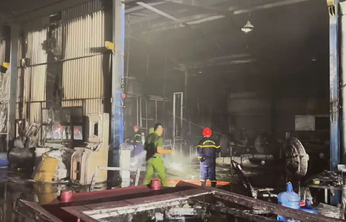 Khống chế thành công đám cháy phức tạp tại kho xưởng Khống chế thành công đám cháy phức tạp tại kho xưởng