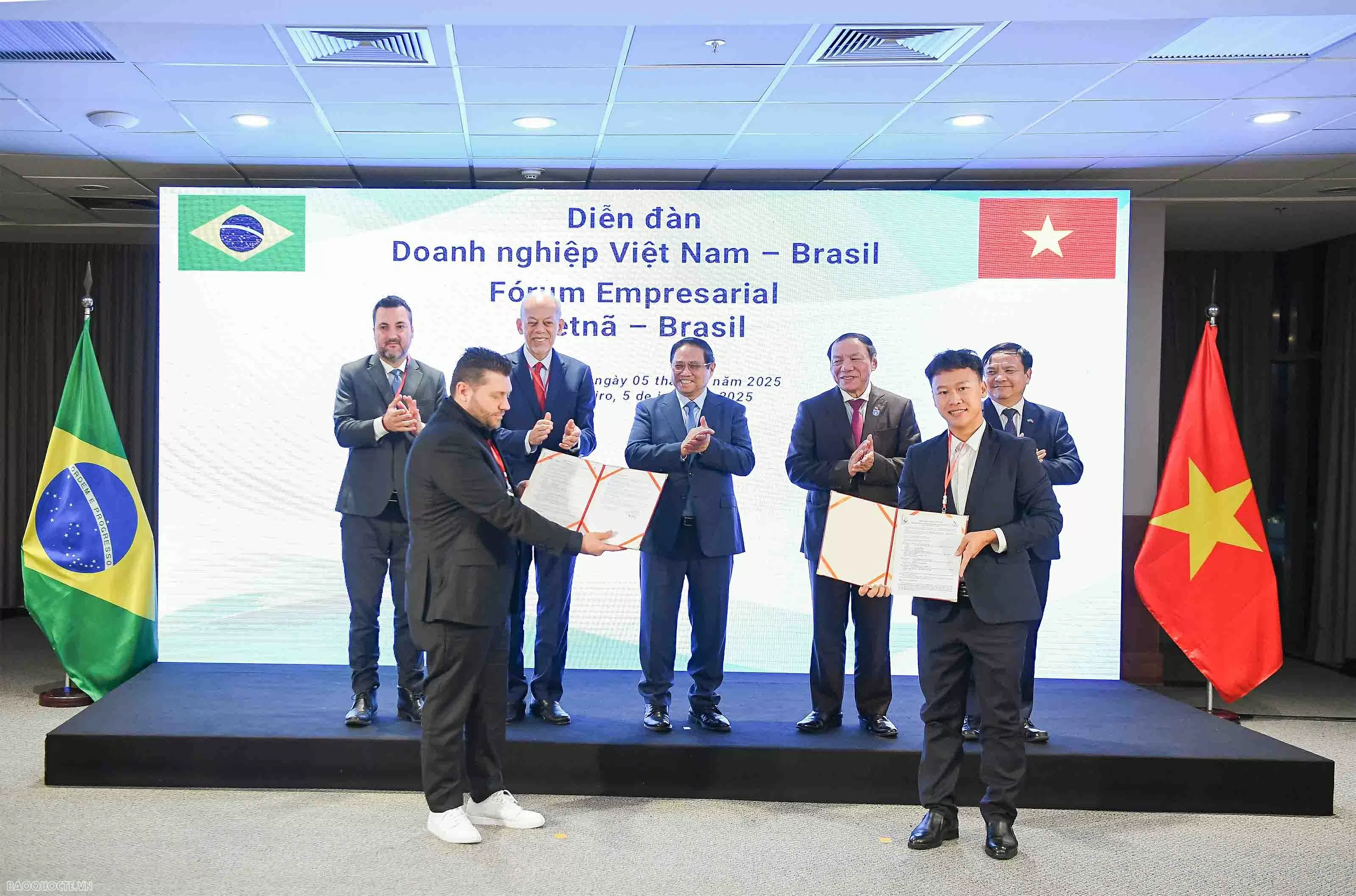 Thủ tướng kêu gọi doanh nghiệp Việt Nam-Brazil cụ thể hóa các thỏa thuận của lãnh đạo hai nước Thủ tướng kêu gọi doanh nghiệp Việt Nam-Brazil cụ thể hóa các thỏa thuận của lãnh đạo hai nước