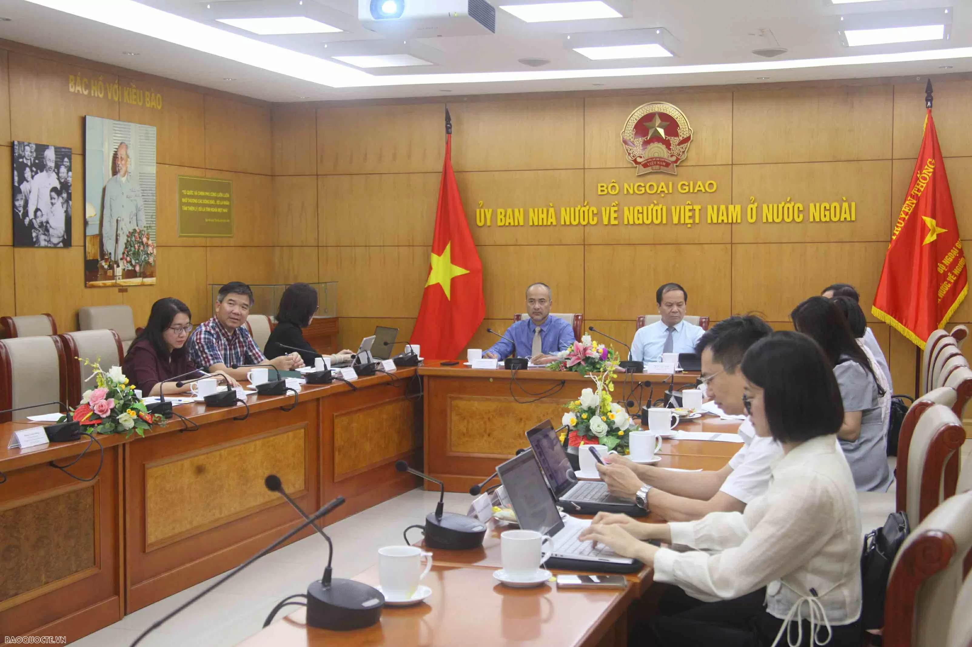 Các đại biểu tại điểm cầu trụ sở Ủy ban Nhà nước về người Việt Nam ở nước ngoài. (Ảnh: Việt Hoàng)