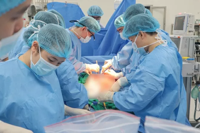 Các bác sĩ thực hiện hoạt động lấy ghép mô tạng. (Nguồn: TTXVN)
