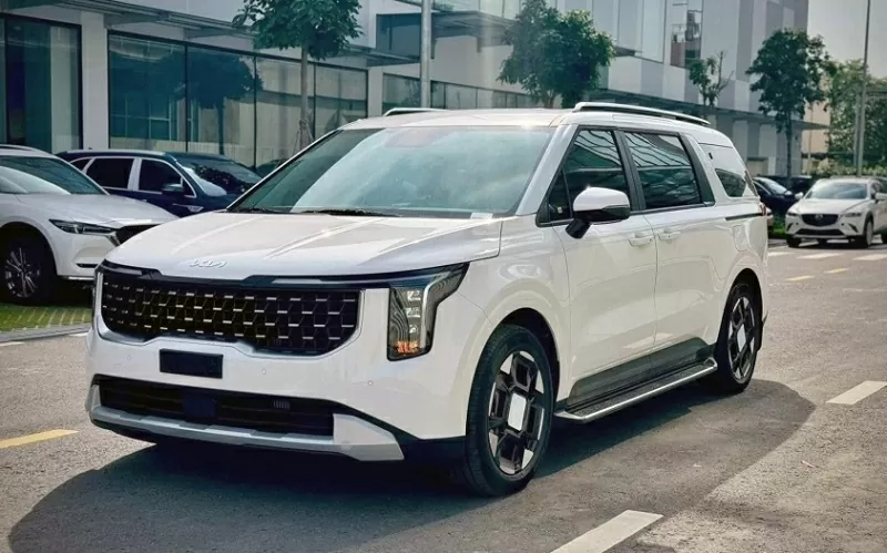 Kia Carnival 2024 giảm giá hơn 100 triệu đồng tại đại lý