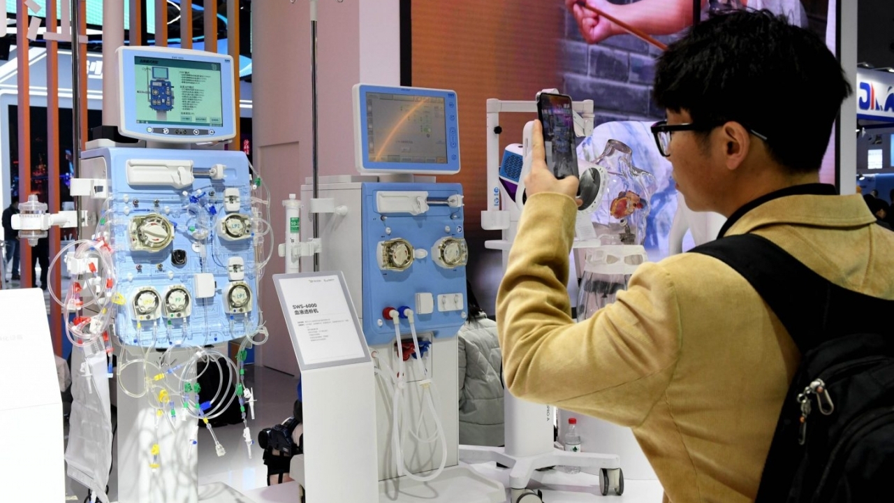 trung quoc tiep tuc ra don voi eu nham vao thiet bi y te