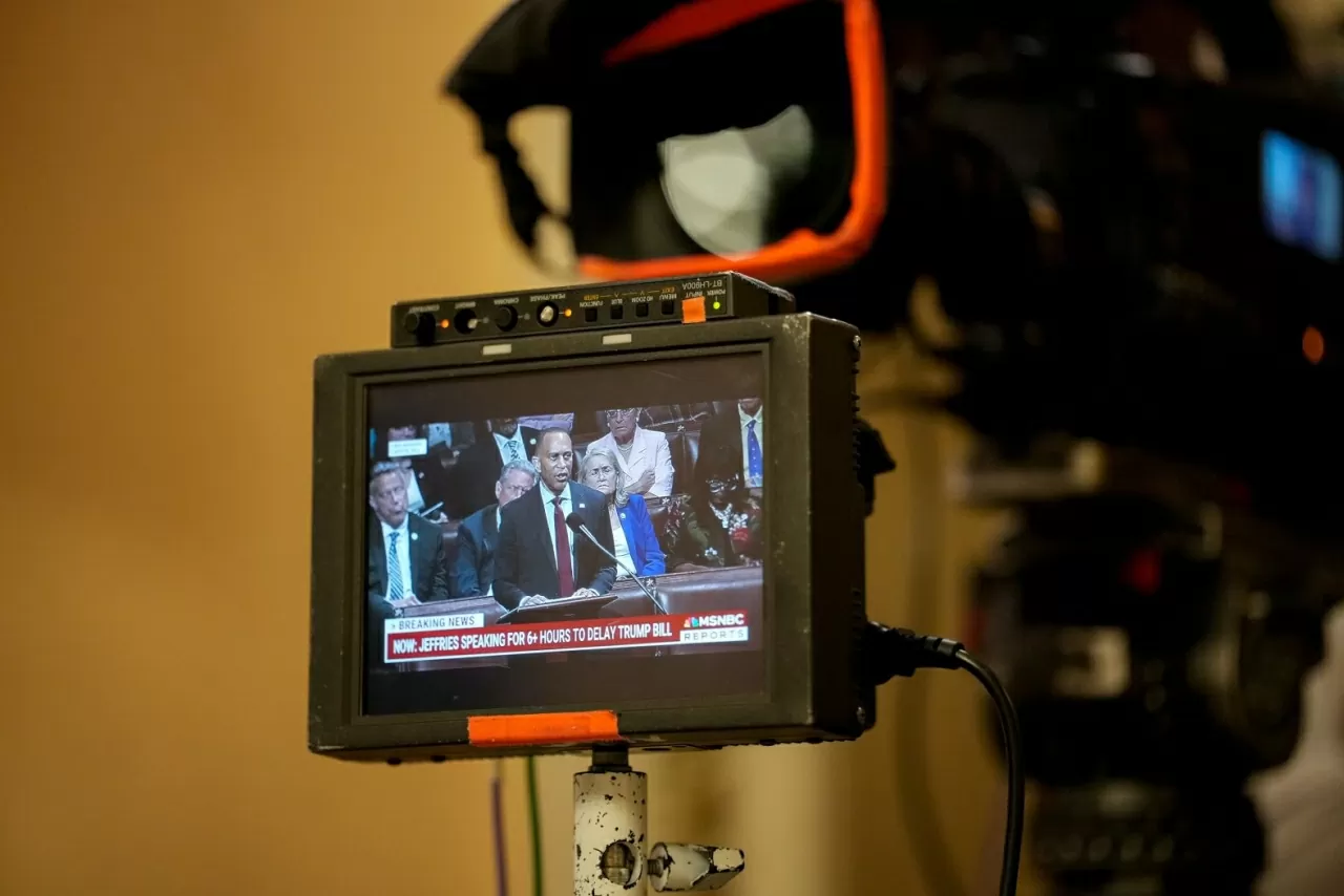 Hình ảnh Hạ nghị sĩ Hakeem Jeffries xuất hiện trên màn hình khi ông phát biểu tại Hạ viện ở Washington, DC vào ngày 3/7. Trong bài phát biểu phản đối chính sách đối nội toàn diện của Tổng thống Donald Trump, ông Jeffries đã nói liên tục gần chín giờ, thiết lập kỷ lục bài phát biểu dài nhất trong lịch sử hiện đại của Hạ viện Mỹ. Bài phát biểu này không chỉ trì hoãn giai đoạn bỏ phiếu mà còn mang thông điệp chính trị rõ ràng, thể hiện sự phản kháng kiên quyết trước các chính sách đối nội, khẳng định vai trò đối lập ngay trước thềm cuộc bầu cử 2026. Sau khi ông Jeffries kết thúc diễn thuyết, Hạ viện đã thông qua dự luật OBBBA với số phiếu 218-214. (Nguồn: Getty Images) Hình ảnh Hạ nghị sĩ Hakeem Jeffries xuất hiện trên màn hình khi ông phát biểu tại Hạ viện ở Washington, DC vào ngày 3/7. Trong bài phát biểu phản đối chính sách đối nội toàn diện của Tổng thống Donald Trump, ông Jeffries đã nói liên tục gần chín giờ, thiết lập kỷ lục bài phát biểu dài nhất trong lịch sử hiện đại của Hạ viện Mỹ. Bài phát biểu này không chỉ trì hoãn giai đoạn bỏ phiếu mà còn mang thông điệp chính trị rõ ràng, thể hiện sự phản kháng kiên quyết trước các chính sách đối nội, khẳng định vai trò đối lập ngay trước thềm cuộc bầu cử 2026. Sau khi ông Jeffries kết thúc diễn thuyết, Hạ viện đã thông qua dự luật OBBBA với số phiếu 218-214. (Nguồn: Getty Images)