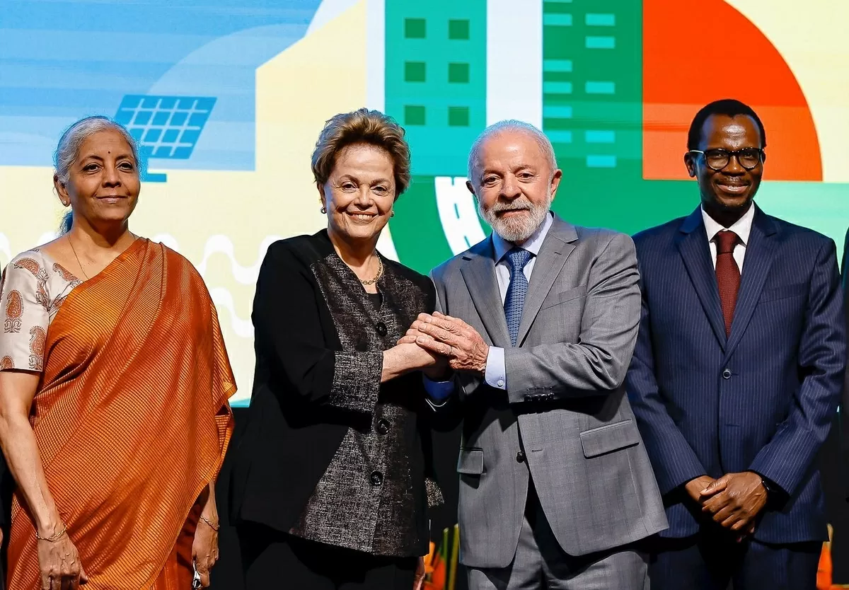 Tổng thống Brazil Luiz Inácio Lula da Silva (thứ hai từ bên phải) cùng Chủ tịch Ngân hàng Phát triển Mới (NDB) Dilma Rousseff (thứ hai từ bên trái) dự lễ kỷ niệm 10 năm NDB tại Rio de Janeiro, ngay trước thềm Hội nghị thượng đỉnh BRICS+ 2025 vào ngày 6–7/7. Sự kiện nhằm khẳng định vai trò then chốt của NDB trong tài trợ các dự án phát triển bền vững, đồng thời tạo đà cho các cuộc thảo luận về cải cách thể chế tài chính toàn cầu và tái cân bằng kinh tế – đặc biệt trong bối cảnh BRICS mở rộng với sự tham gia của nhiều quốc gia, đồng thời lên án các mức thuế quan mới và ủng hộ đa phương hóa tiền tệ. (Nguồn: BRICS Brasil)