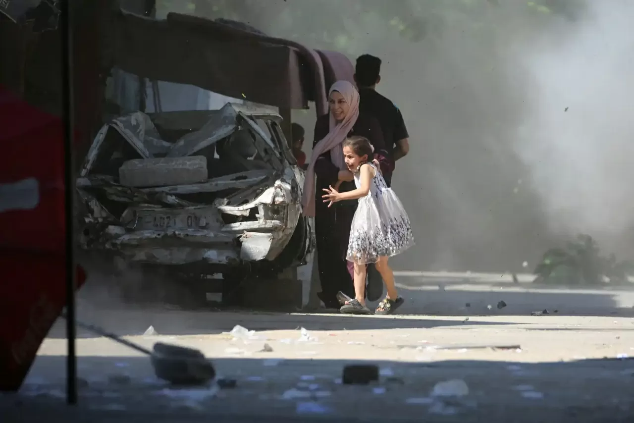 Một người mẹ và con gái Palestine tìm nơi ẩn nấp trong cuộc không kích của Israel ở trung tâm Gaza. Sau gần 21 tháng chiến sự, câu hỏi giờ đây không còn là liệu có thoả thuận ngừng bắn hay không, mà là khi nào thoả thuận đó sẽ xuất hiện để chấm dứt cuộc chiến đã tàn phá Gaza, làm rung chuyển khu vực và khiến thế giới bàng hoàng. Vào ngày 4/7, Tổng thống Mỹ Donald Trump cho biết ông kỳ vọng Hamas sẽ chấp thuận thỏa thuận trong vòng 24 giờ, đề xuất mà phía Israel đã đồng ý. (Nguồn: Getty Images)