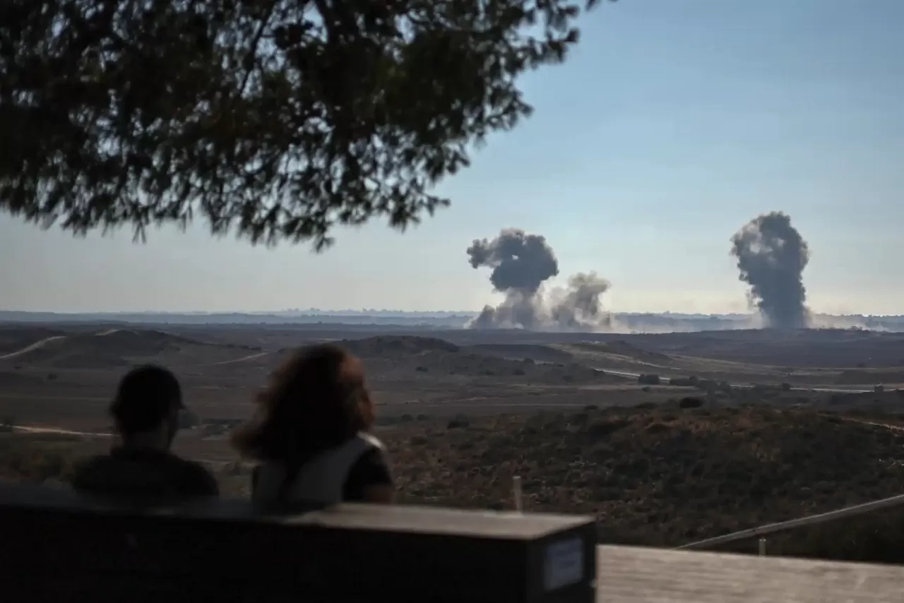 Người dân Israel quan sát khói bốc lên từ phía bắc Dải Gaza, gần Beit Hanoun, giữa lúc các đợt không kích tiếp tục làm rung chuyển khu vực. Vào ngày 4/7, Hamas tuyên bố đã phản hồi “với tinh thần tích cực” trước đề xuất ngừng bắn do Mỹ làm trung gian, đồn