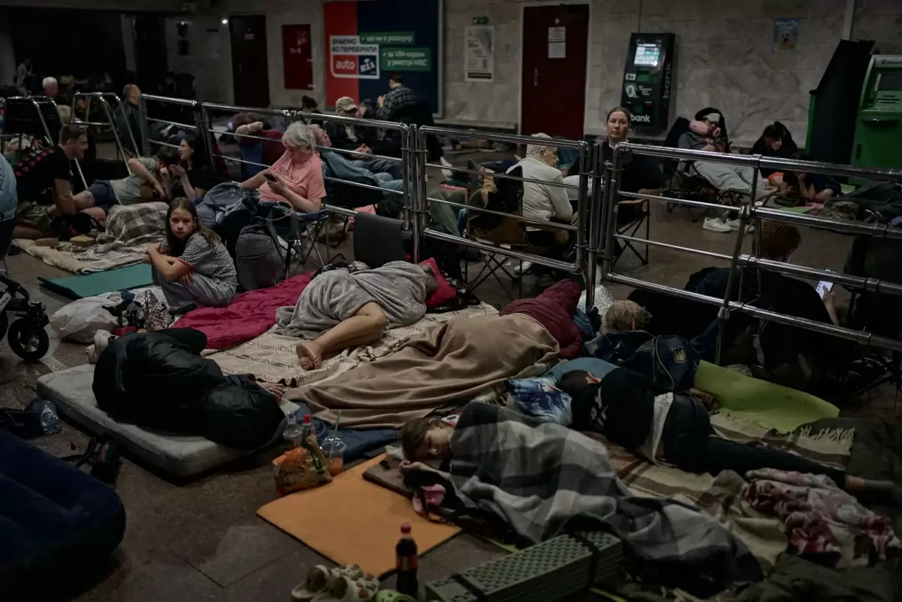 Người dân trú ẩn trong ga tàu điện ngầm khi còi báo động vang lên giữa cuộc không kích dữ dội nhằm vào trung tâm Kyiv. Ukraine cho biết Nga đã sử dụng số lượng kỷ lục máy bay cảm tử và tên lửa đạn đạo trong đợt tấn công, khiến thủ đô rung chuyển suốt đêm. Kyiv cáo buộc Tổng thống Vladimir Putin đã “làm bẽ mặt công khai” Donald Trump, khi phát động cuộc tấn công chỉ vài giờ sau cuộc điện đàm giữa hai nhà lãnh đạo, vốn được mô tả là thiện chí. Giới quan sát coi đây là thông điệp cứng rắn của Moscow trước các nỗ lực đàm phán ngừng bắn đang đình trệ. (Nguồn: Getty Images) Người dân trú ẩn trong ga tàu điện ngầm khi còi báo động vang lên giữa cuộc không kích dữ dội nhằm vào trung tâm Kyiv. Ukraine cho biết Nga đã sử dụng số lượng kỷ lục máy bay cảm tử và tên lửa đạn đạo trong đợt tấn công, khiến thủ đô rung chuyển suốt đêm. Kyiv cáo buộc Tổng thống Vladimir Putin đã “làm bẽ mặt công khai” Donald Trump, khi phát động cuộc tấn công chỉ vài giờ sau cuộc điện đàm giữa hai nhà lãnh đạo, vốn được mô tả là thiện chí. Giới quan sát coi đây là thông điệp cứng rắn của Moscow trước các nỗ lực đàm phán ngừng bắn đang đình trệ. (Nguồn: Getty Images)