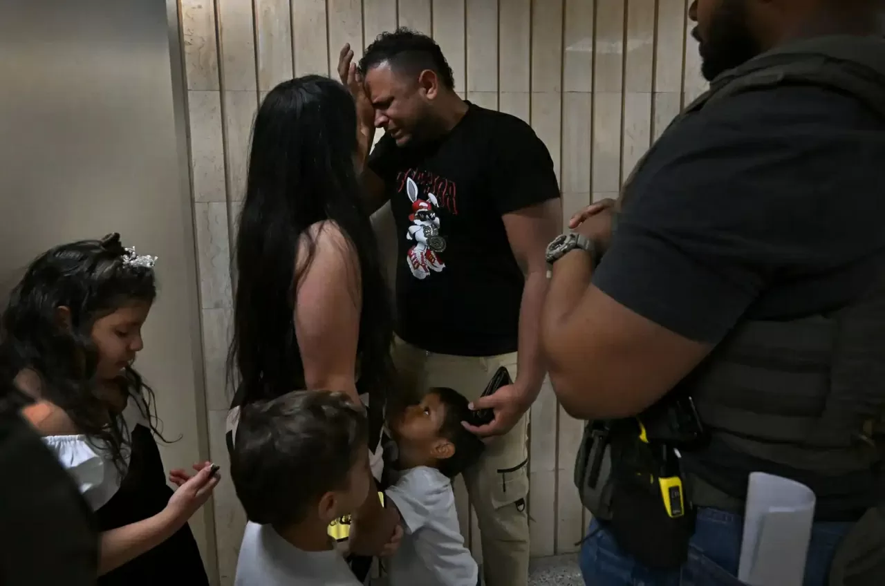 Cô con gái đang lau nước mắt cho cha trong hoàn cảnh các đặc vụ liên bang thuộc Cơ quan Thực thi Di trú và Hải quan Mỹ (ICE) cố gắng bắt giữ ông sau phiên điều trần tại tòa án di trú. Vợ ông kiên quyết ngăn cản: “Nếu các người trục xuất anh ấy, thì hãy trục xuất cả gia đình chúng tôi”. Sau khi kiểm tra lại giấy tờ tùy thân, các đặc vụ phát hiện đó là một vụ bắt nhầm và đã để cả gia đình ra về. Vụ việc diễn ra trong bối cảnh Tổng thống Mỹ Donald Trump cam kết mạnh tay trục xuất hàng triệu người nhập cư không giấy tờ, làm dấy lên lo ngại về làn sóng truy quét quy mô lớn. (Nguồn: Shutterstock) Cô con gái đang lau nước mắt cho cha trong hoàn cảnh các đặc vụ liên bang thuộc Cơ quan Thực thi Di trú và Hải quan Mỹ (ICE) cố gắng bắt giữ ông sau phiên điều trần tại tòa án di trú. Vợ ông kiên quyết ngăn cản: “Nếu các người trục xuất anh ấy, thì hãy trục xuất cả gia đình chúng tôi”. Sau khi kiểm tra lại giấy tờ tùy thân, các đặc vụ phát hiện đó là một vụ bắt nhầm và đã để cả gia đình ra về. Vụ việc diễn ra trong bối cảnh Tổng thống Mỹ Donald Trump cam kết mạnh tay trục xuất hàng triệu người nhập cư không giấy tờ, làm dấy lên lo ngại về làn sóng truy quét quy mô lớn. (Nguồn: Shutterstock)