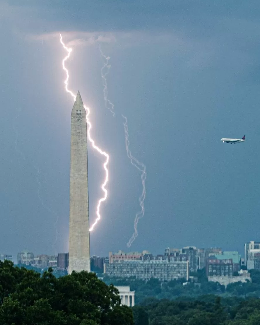 Tia sét đánh gần khu National Mall ở Washington, DC, vào tối thứ Ba, ngày 1/7. (Nguồn: Sipa)