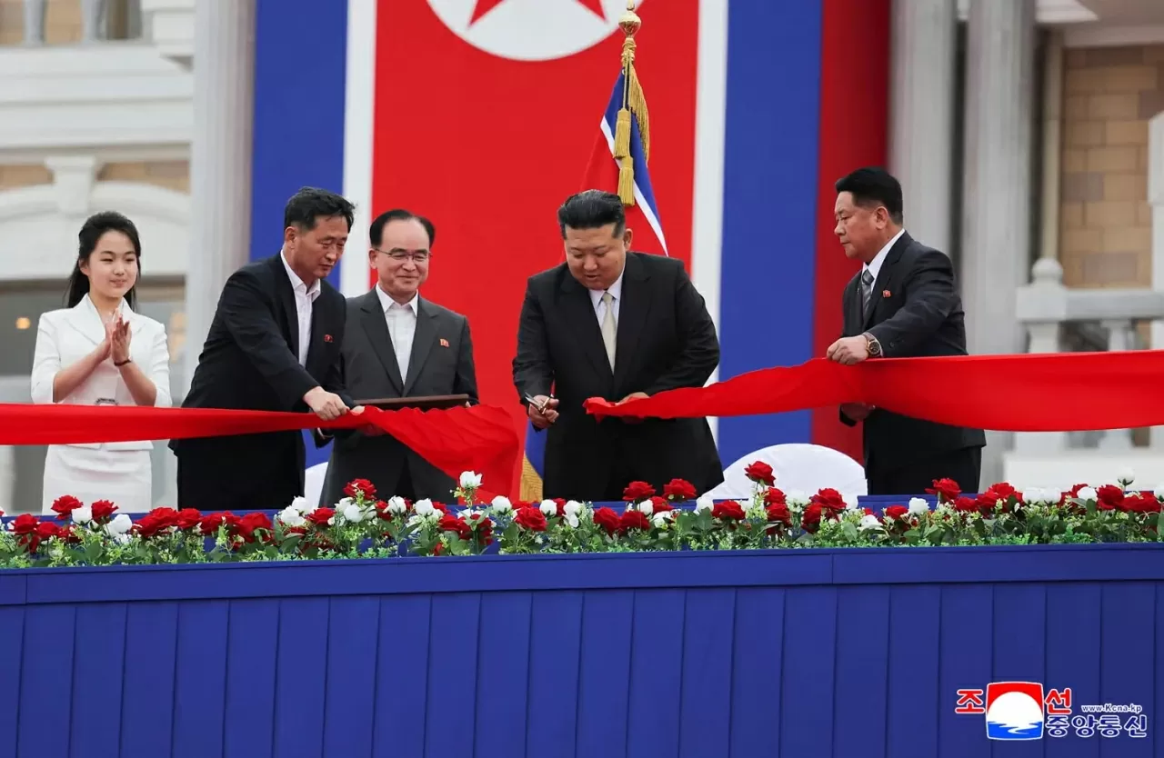 Nhà lãnh đạo Kim Jong-un (thứ hai từ phải qua) cắt băng khánh thành khu nghỉ dưỡng ven biển Kalma, một dự án du lịch lớn nằm ở thành phố Wonsan, miền đông Triều Tiên. Khu nghỉ dưỡng được quảng bá đạt “đẳng cấp thế giới”, có bãi biển riêng, khách sạn cao tầng và các tiện ích giải trí hiện đại, nhằm thu hút du khách trong và ngoài nước. Đây là một phần trong chiến lược phát triển kinh tế hướng đến dịch vụ của Bình Nhưỡng. (Nguồn: KCNA)