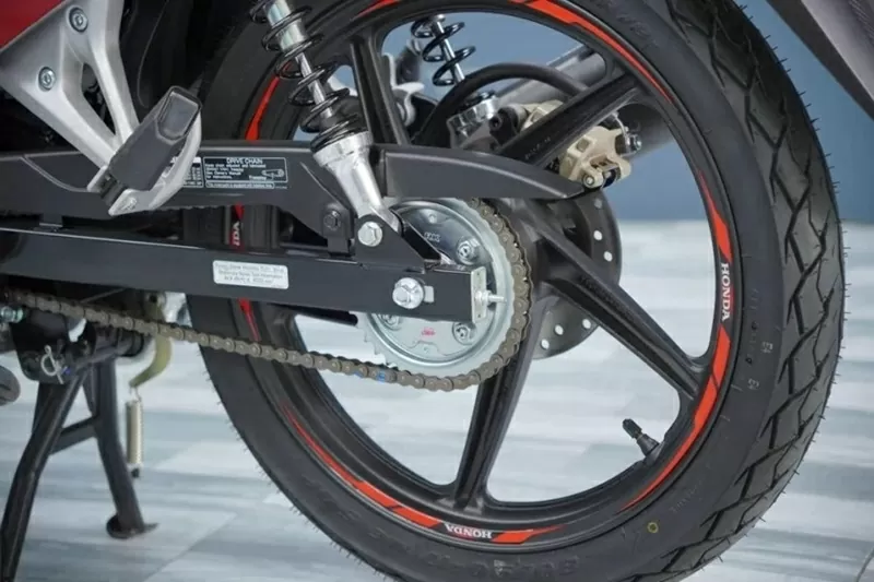 Honda Dash HRC sử dụng mâm đúc đa chấu đường kính 17 inch, đi kèm lốp IRC và nhông xích nhập từ Thái Lan