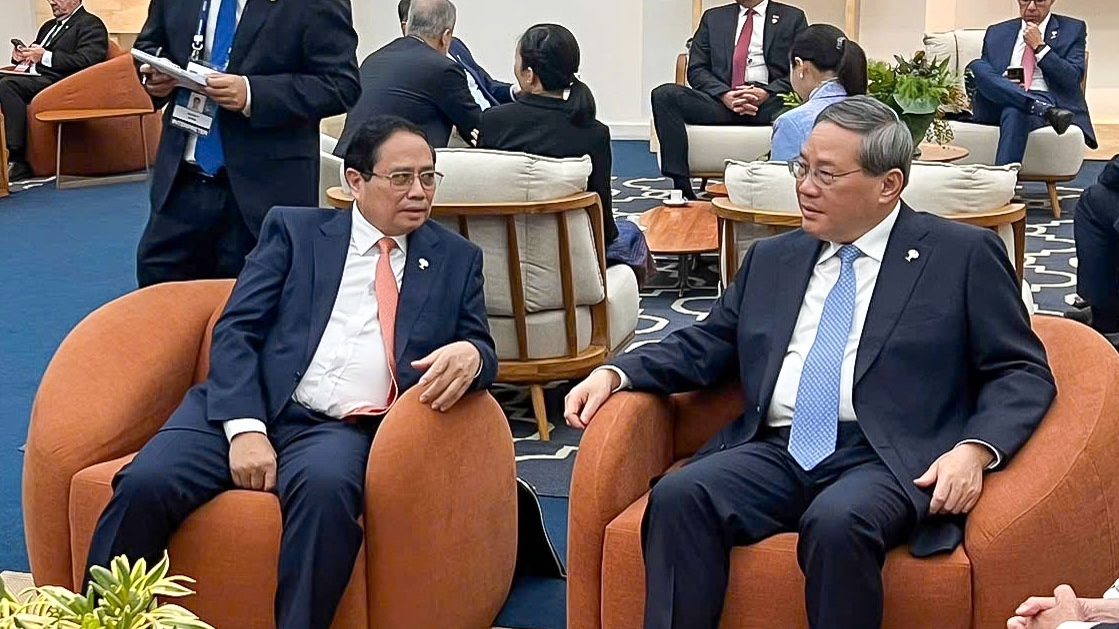 Thủ tướng Phạm Minh Chính gặp Thủ tướng Trung Quốc Lý Cường tại Hội nghị thượng đỉnh BRICS mở rộng