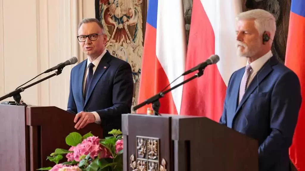 Czech-Ba Lan tuyên bố ủng hộ Ukraine gia nhập EU và NATO, nói Nga 'không thể thắng', chỉ ra một nước có thể chặn Moscow Czech-Ba Lan tuyên bố ủng hộ Ukraine gia nhập EU và NATO, nói Nga 'không thể thắng', chỉ ra một nước có thể chặn Moscow