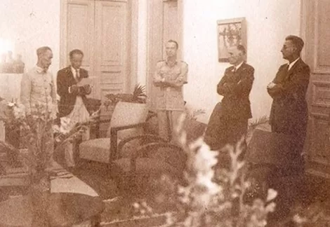 Chủ tịch Hồ Chí Minh và J. Sainteny nghe đọc nội dung bản Hiệp định sơ bộ trước khi ký kết chính thức, ngày 6/3/1946.