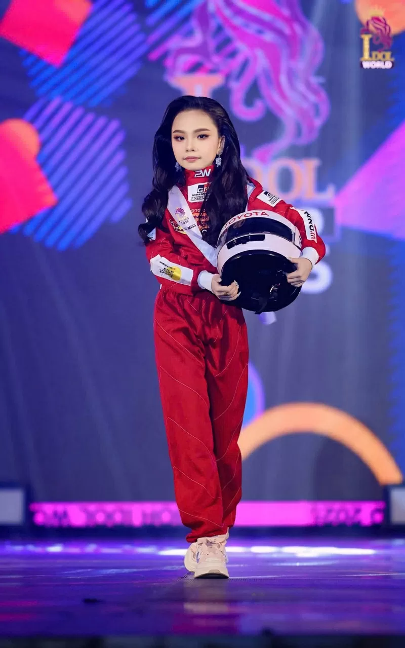 Xuyên suốt các vòng thi tại Thái Lan, Lê Ngọc Minh Giang đã chinh phục hoàn toàn ban giám khảo và khán giả quốc tế bằng màn thể hiện toàn diện, nổi bật ở tất cả các phần thi – từ trình diễn trang phục dân tộc, dạ hội, tài năng cá nhân cho đến phần thi ứng xử. Xuyên suốt các vòng thi tại Thái Lan, Lê Ngọc Minh Giang đã chinh phục hoàn toàn ban giám khảo và khán giả quốc tế bằng màn thể hiện toàn diện, nổi bật ở tất cả các phần thi – từ trình diễn trang phục dân tộc, dạ hội, tài năng cá nhân cho đến phần thi ứng xử.