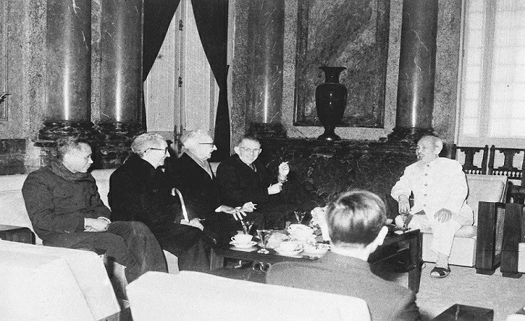 Bác Hồ gặp mặt các trí thức Mỹ phản chiến tại Hà Nội ngày 17-1-1967