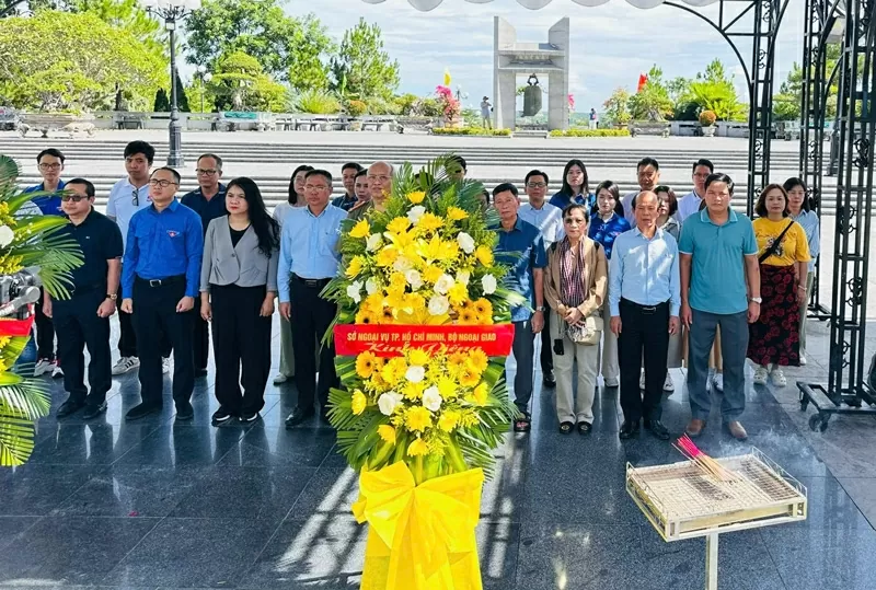 Sở Ngoại vụ Thành phố Hồ Chí Minh - Hành trình 'Uống nước nhớ nguồn' tại Quảng Trị Sở Ngoại vụ Thành phố Hồ Chí Minh - Hành trình 'Uống nước nhớ nguồn' tại Quảng Trị