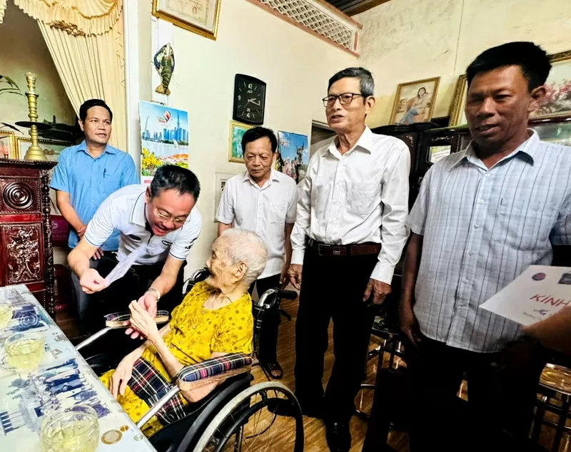 Sở Ngoại vụ đã trao tặng một căn nhà tình nghĩa cho bà Nguyễn Thị Gắt tại Thôn Lâm Lang 3, xã Hiếu Giang, Quảng Trị 