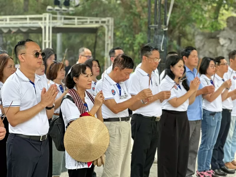 Đoàn Sở Ngoại vụ TP. Hồ Chí Minh thắp nén nhang tri ân các anh hùng liệt sĩ đã hy sinh vì độc lập tự do của tổ quốc.