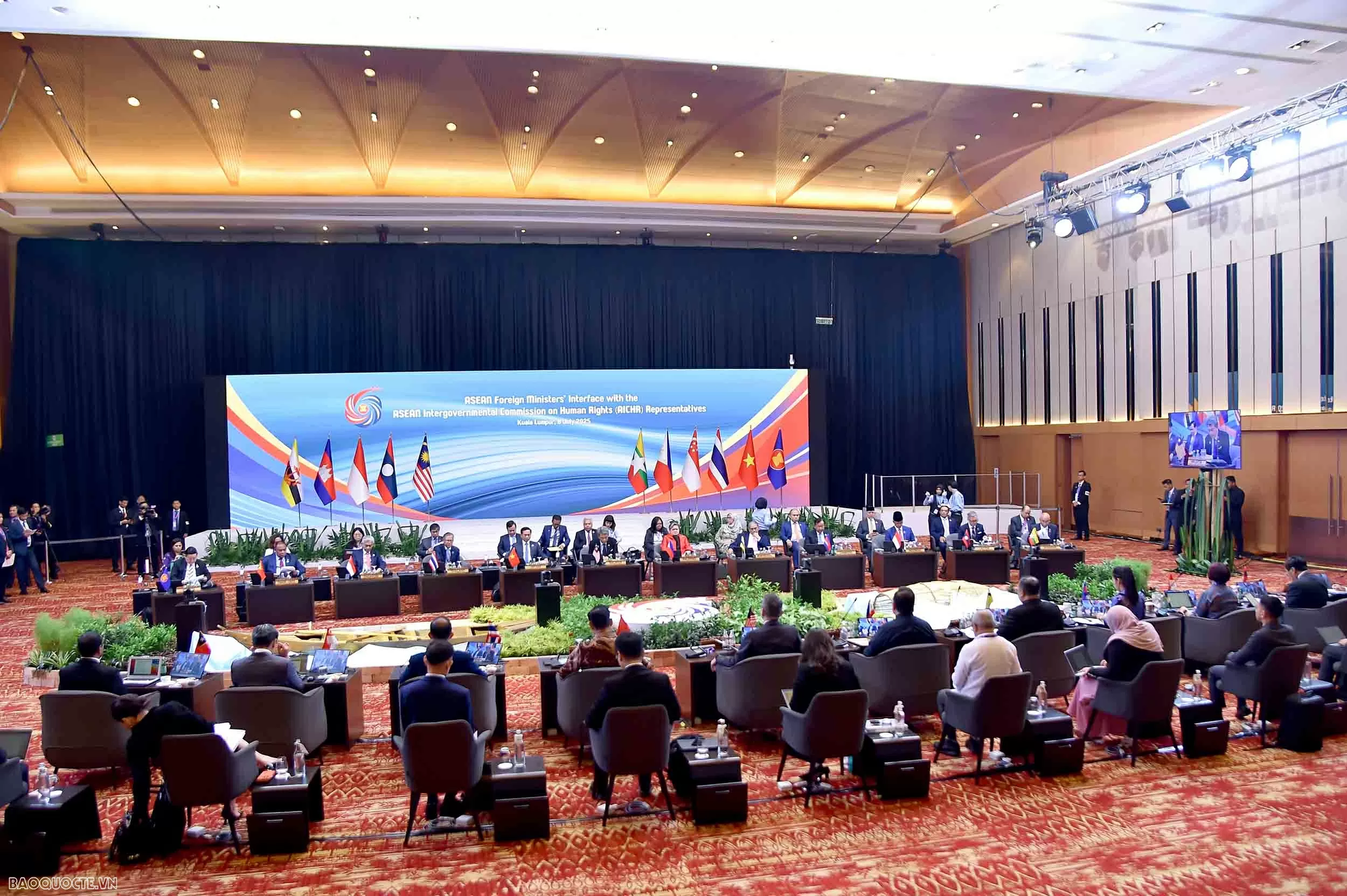 Việt Nam thúc đẩy cách tiếp cận toàn diện về quyền con người trong ASEAN, đề cao vai trò Hiệp ước Khu vực Đông Nam Á không có vũ khí hạt nhân Phó Thủ tướng, Bộ trưởng Ngoại giao Bùi Thanh Sơn dự Cuộc gặp giữa các Bộ trưởng Ngoại giao ASEAN và Ủy ban liên Chính phủ ASEAN về Nhân quyền (AICHR)