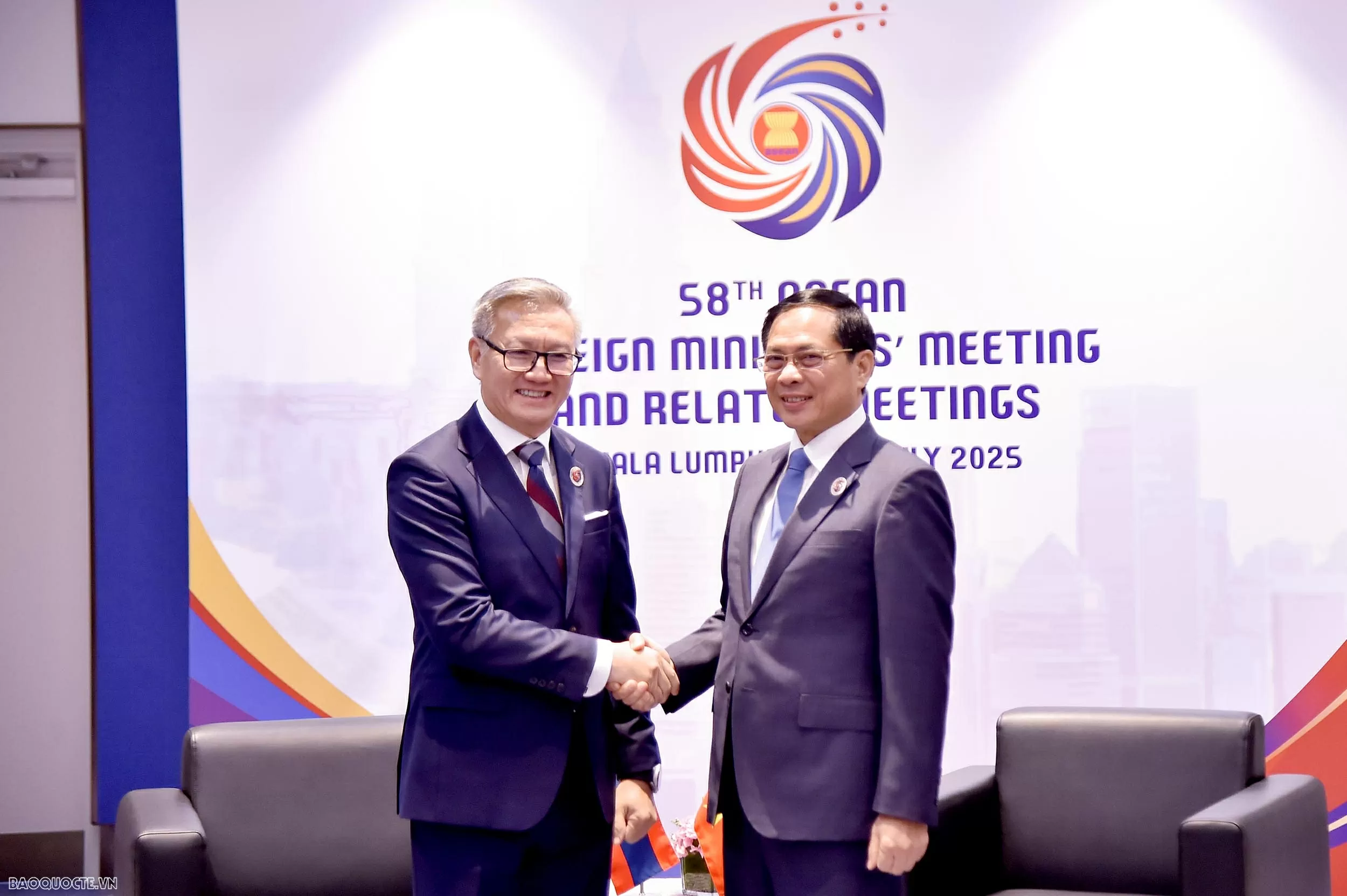 Phó Thủ tướng, Bộ trưởng Ngoại giao Bùi Thanh Sơn gặp Bộ trưởng Ngoại giao Lào