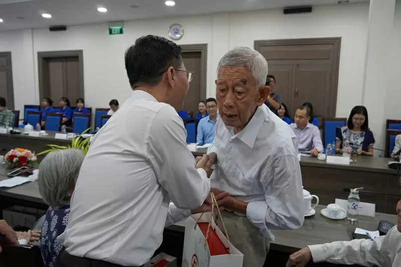 Sở Ngoại vụ TP. Hồ Chí Minh tri ân cán bộ ngoại giao lão thành Sở Ngoại vụ TP. Hồ Chí Minh tri ân cán bộ ngoại giao lão thành