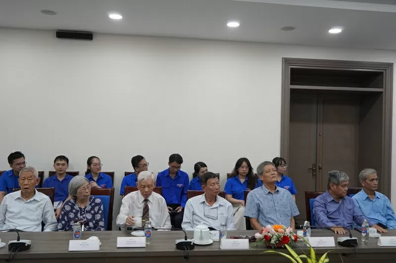 các cán bộ lão thành từng công tác tại Ban Thống nhất Trung ương CP72 tại buổi họp mặt