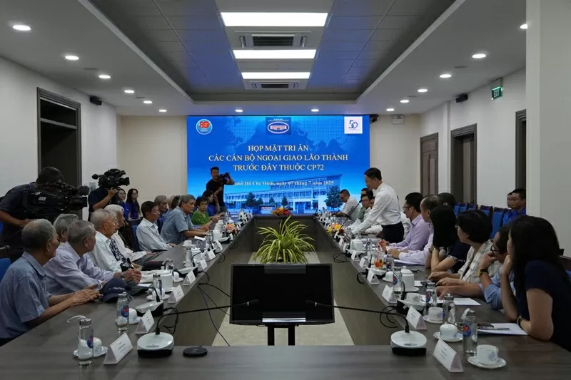 Quang cảnh buổi họp mặt Quang cảnh buổi họp mặt