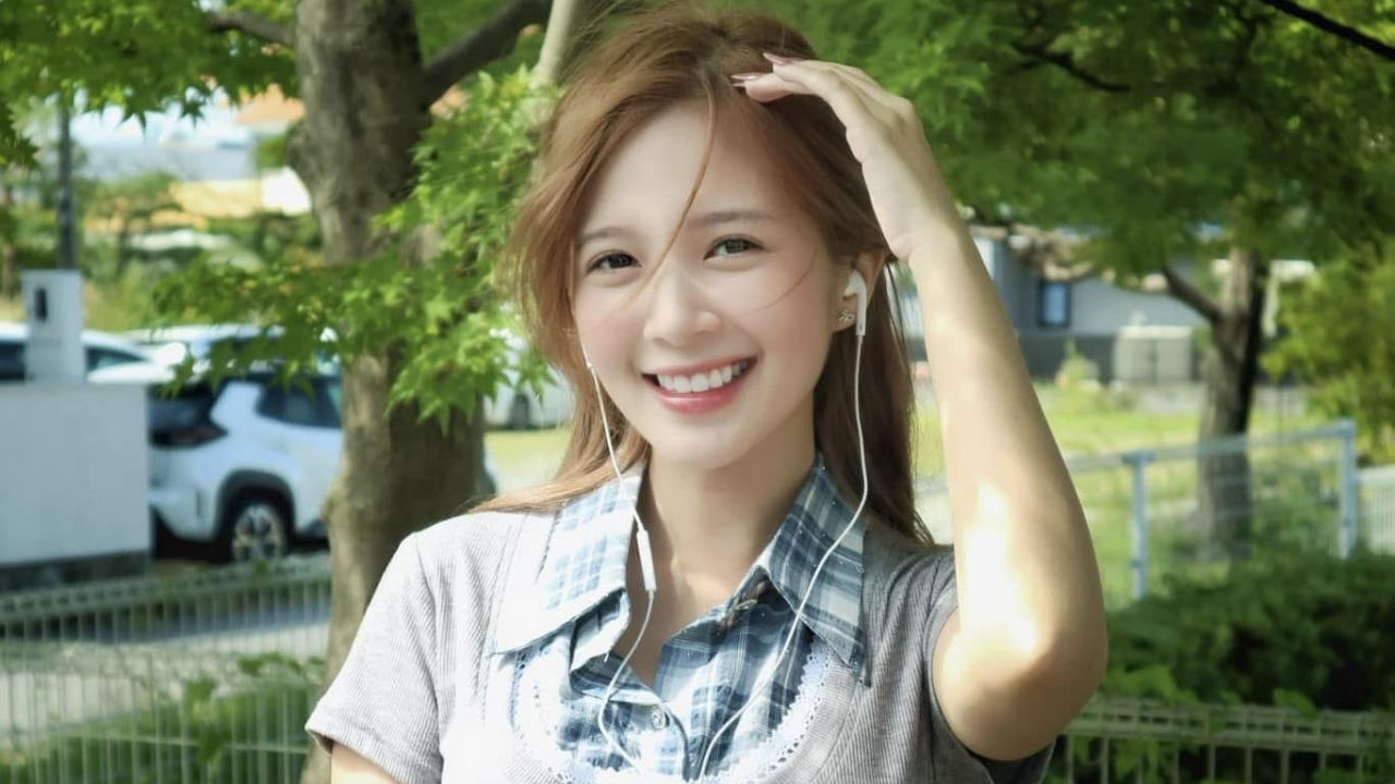 Sao Việt: Hoa hậu Mai Phương Thúy tạo dáng gợi cảm, Ngọc Huyền rạng rỡ bên hoa sen