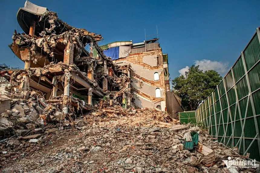 Công việc dỡ toà nhà Hàm cá mập được tiến hành khẩn trương để xây dựng không gian quảng trường Công việc dỡ toà nhà Hàm cá mập được tiến hành khẩn trương để xây dựng không gian quảng trường