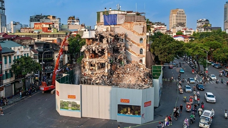 Công việc dỡ toà nhà Hàm cá mập được tiến hành khẩn trương để xây dựng không gian quảng trường