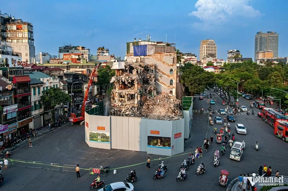 Quang cảnh khu vực Hồ Gươm và quảng trường Đông Kinh Nghĩa Thục đang trở nên khác lạ khi tòa nhà Hàm cá mập được phá dỡ nhiều phần.