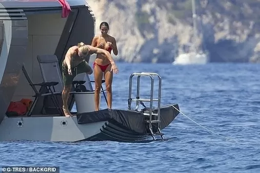 Dáng vóc sau sinh nuột nà 'khó tin' của bạn gái Haaland