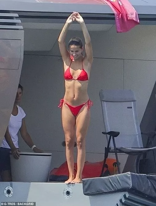 Dáng vóc sau sinh nuột nà 'khó tin' của bạn gái Haaland