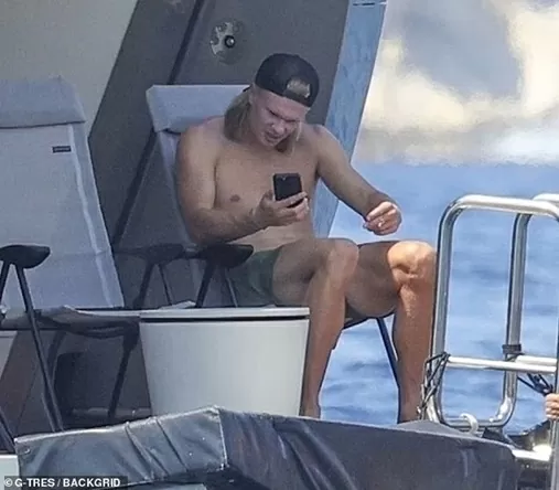 Dáng vóc sau sinh nuột nà 'khó tin' của bạn gái Haaland