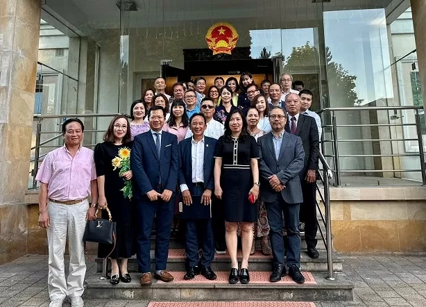 Thứ trưởng Bộ Ngoại giao Lê Thị Thu Hằng thăm cộng đồng người Việt tại Ba Lan