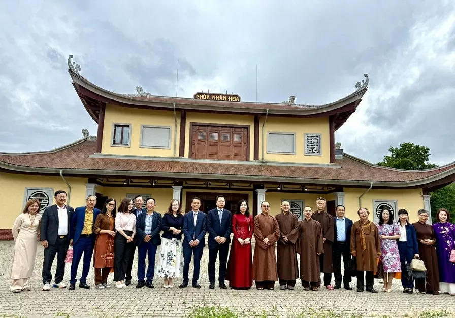 Thứ trưởng Bộ Ngoại giao Lê Thị Thu Hằng thăm cộng đồng người Việt tại Ba Lan Thứ trưởng Bộ Ngoại giao Lê Thị Thu Hằng thăm cộng đồng người Việt tại Ba Lan