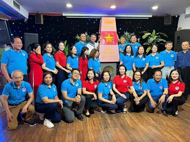 Thứ trưởng Bộ Ngoại giao Lê Thị Thu Hằng thăm cộng đồng người Việt tại Ba Lan Thứ trưởng Bộ Ngoại giao Lê Thị Thu Hằng thăm cộng đồng người Việt tại Ba Lan